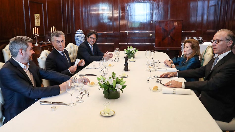 Marcos Peña, Mauricio Macri y Germán Garavano con Carlos Rosenkrantz y Elena Highton de Nolasco.