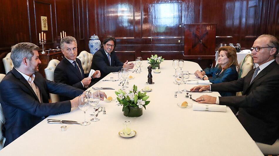 Marcos Peña, Mauricio Macri y Germán Garavano con Carlos Rosenkrantz y Elena Highton de Nolasco.