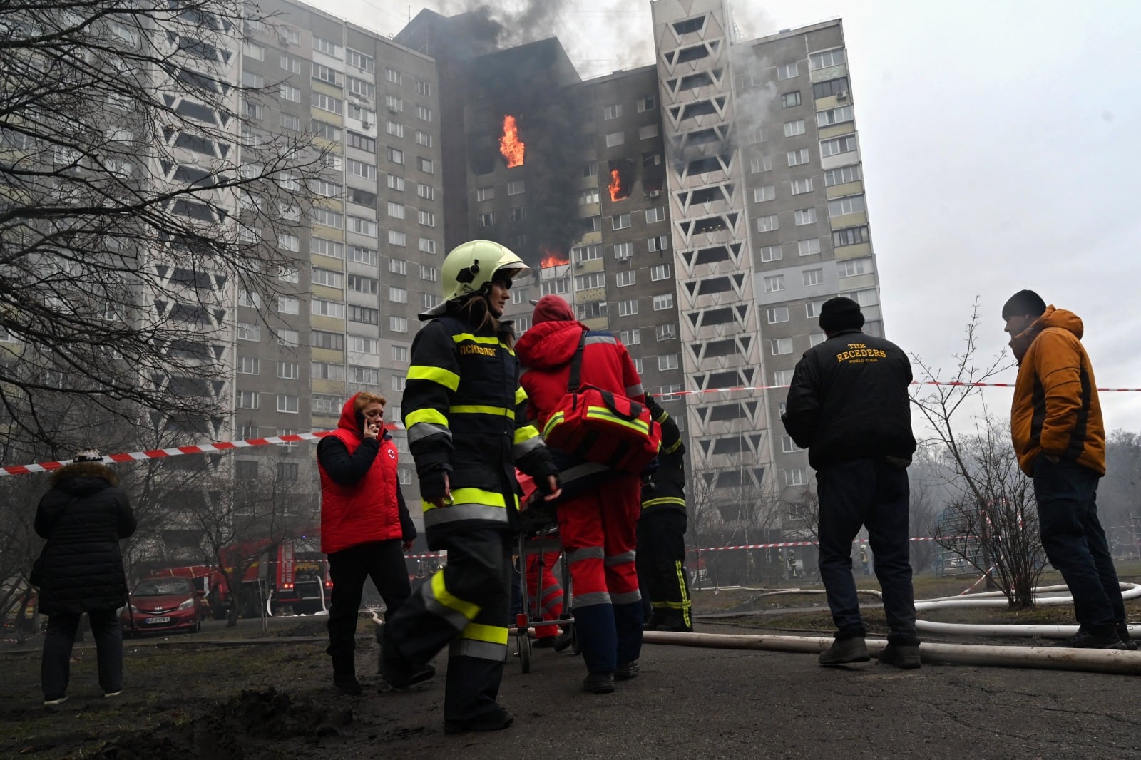 Rescatistas y bomberos en un edificio incendiado por un bombardeo ruso en Kiev.