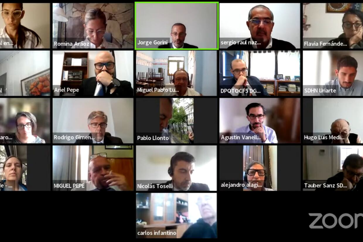 El presidente del tribunal, Jorge Gorini, lee el veredicto.