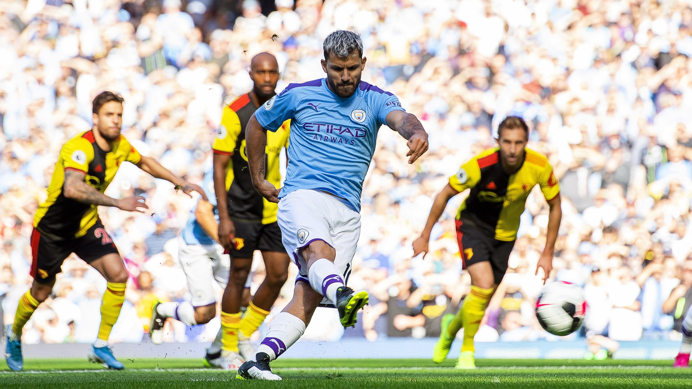 Sergio Agüero se sumó a la goleada con un penal.