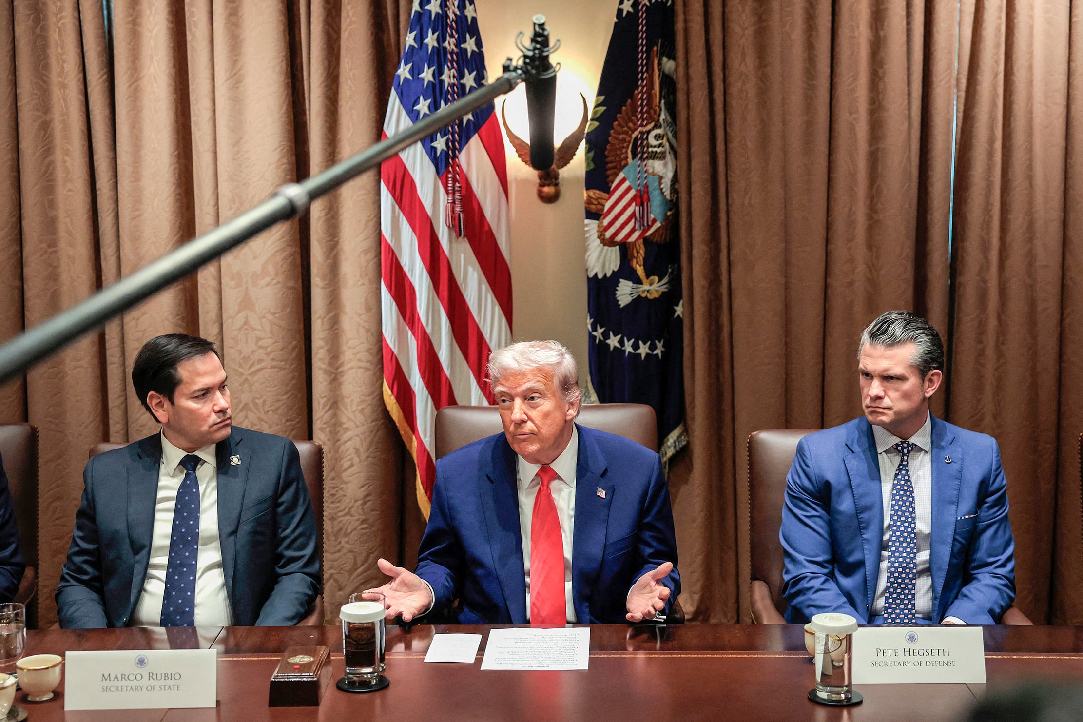 Trump, flaqueado por su Marco Rubio y su secretario de Defensa Pete Hegseth.
