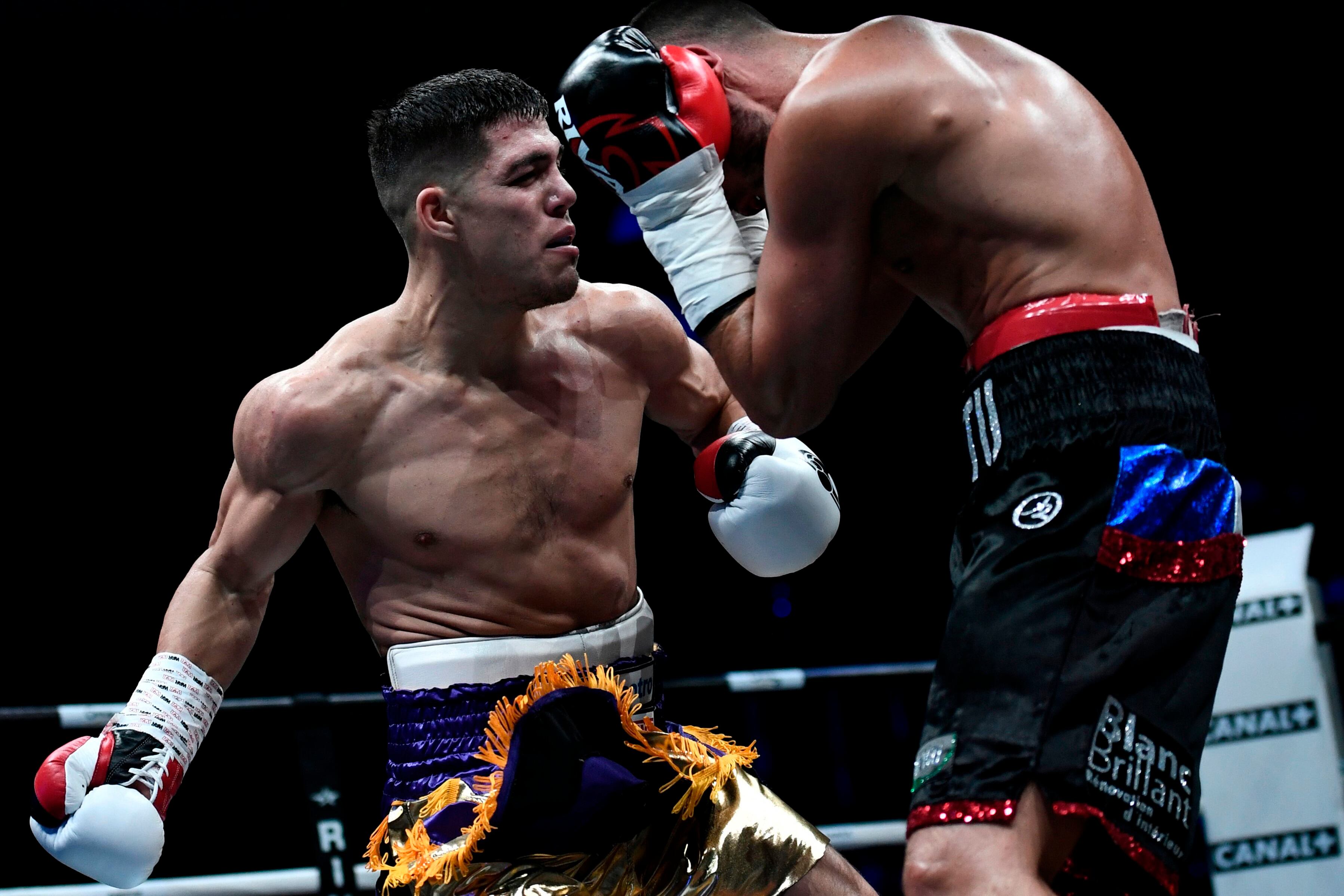 Castaño castiga al francés Frances Cedric Vitu en un choque de 2018. Fue nocaut técnico para el de La Matanza.