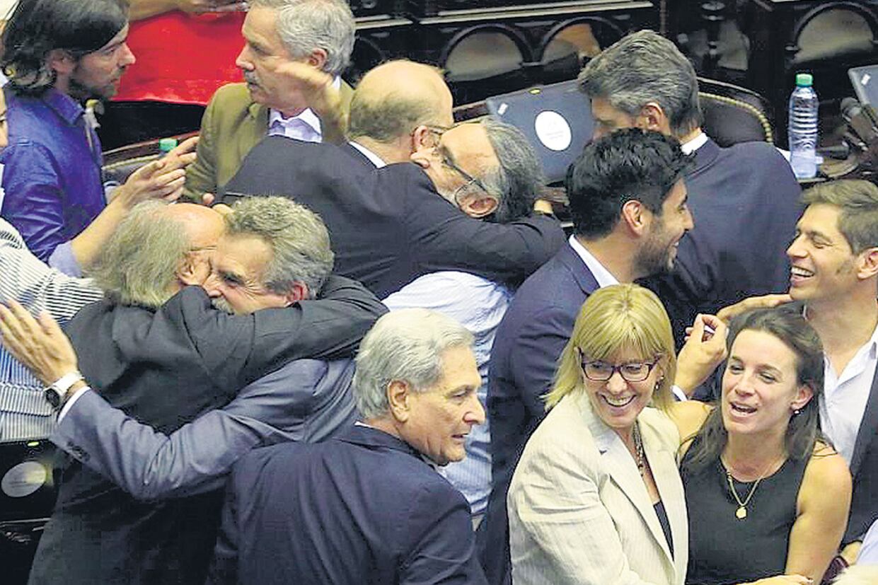 Los diputados de la oposición festejaron unidos el fracaso de la sesión del miércoles.