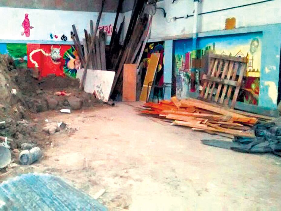 El patio de la escuela media 4 se convirtió en el depósito de escombros de la obra.