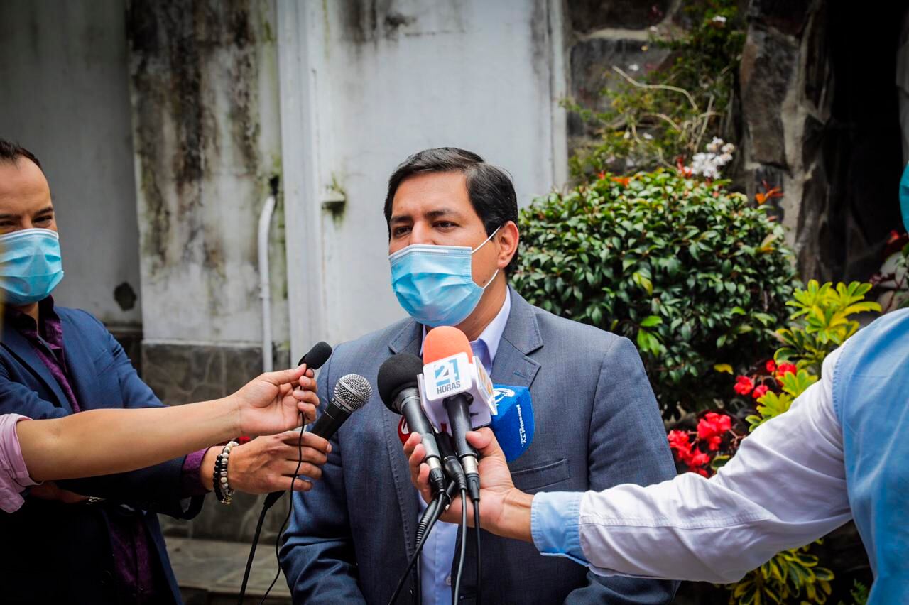 Andrés Arauz al salir de votar. 