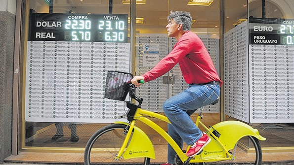 El mercado cambiario vivió otro día de alta presión de la demanda. En promedio en las pizarras, a 23,13 pesos.