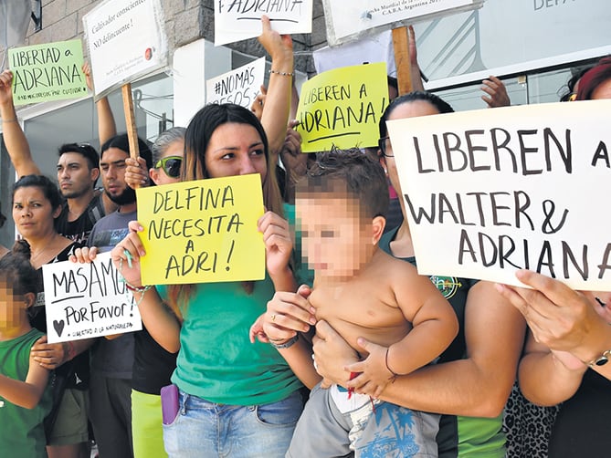 Frente a la fiscalía de Ezeiza, los militantes del autocultivo reclamaron por la libertad de Adriana Funaro.