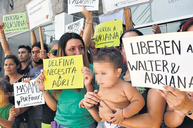 Frente a la fiscalía de Ezeiza, los militantes del autocultivo reclamaron por la libertad de Adriana Funaro.
