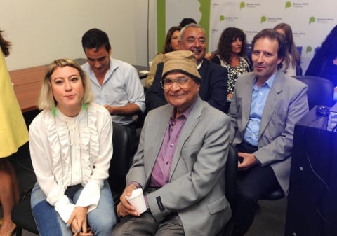 Amit Goswami en su charla con los funcionarios bonaerenses.