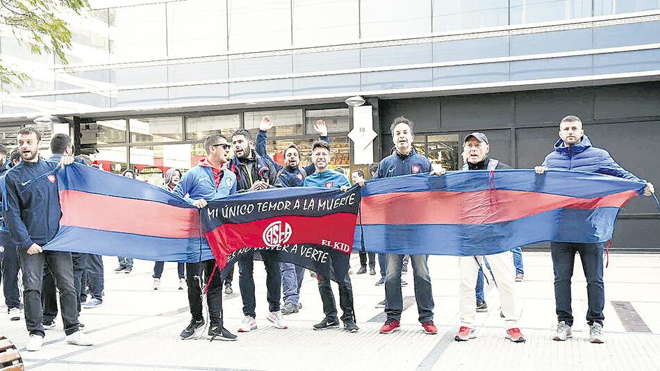 Los hinchas marcharon y cantaron contra las autoridades del Comité de Disciplina.