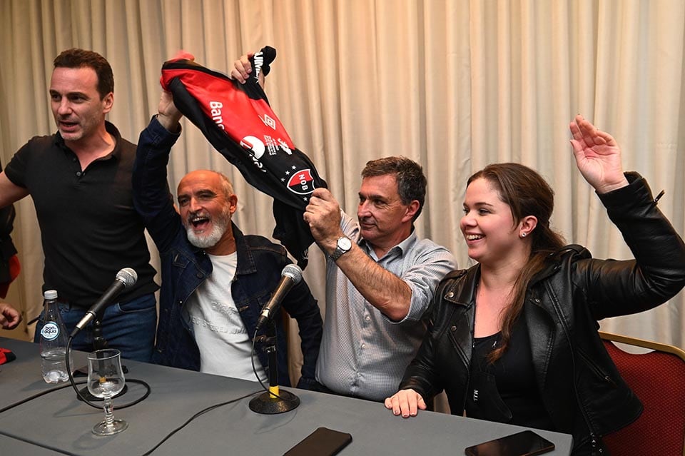 Astore y el vicepresidente Allegri durante la conferencia de prensa tras el triunfo.