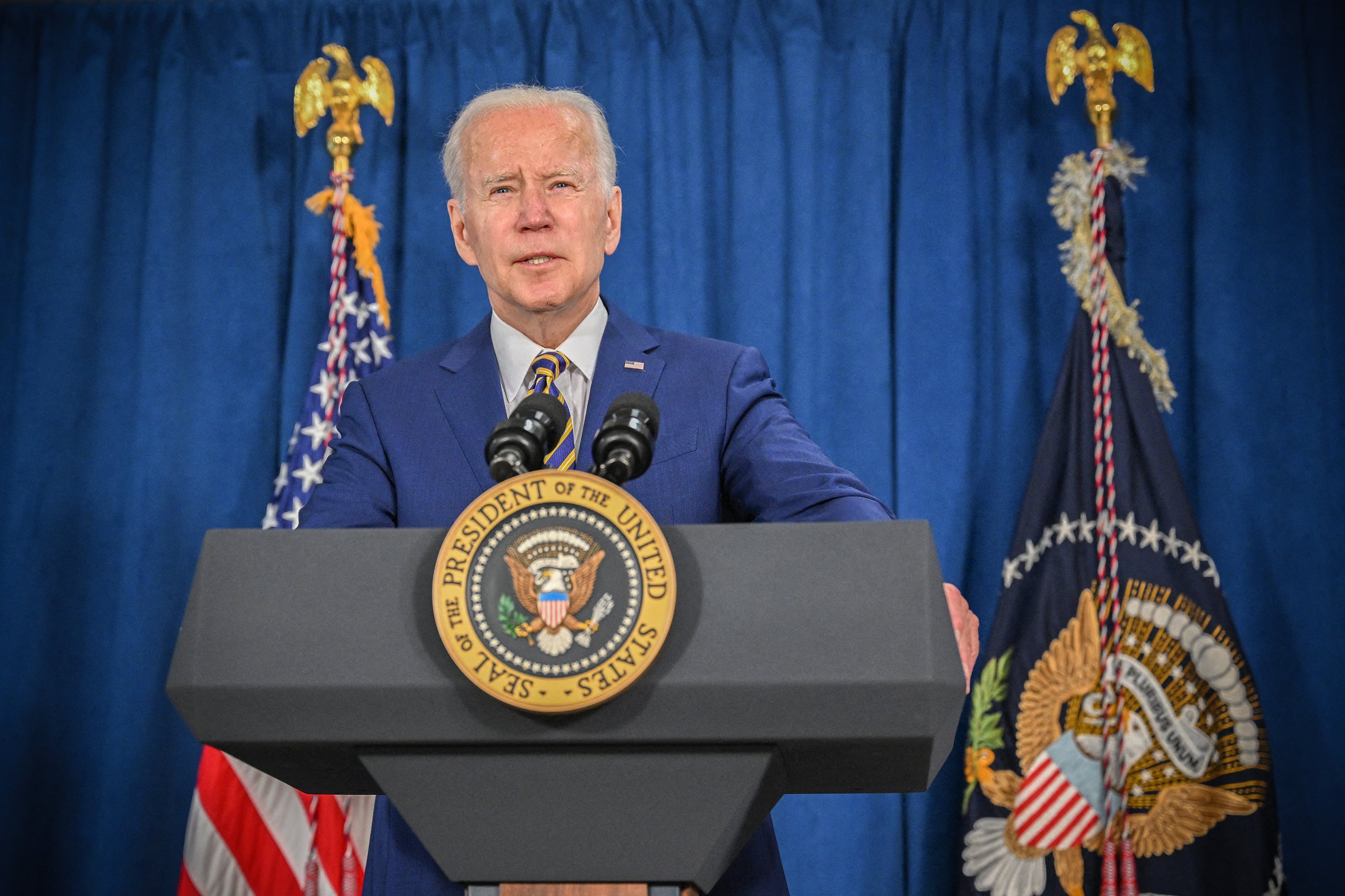 Biden llamó a prohibir las armas de asalto y los cargadores de alta capacidad.