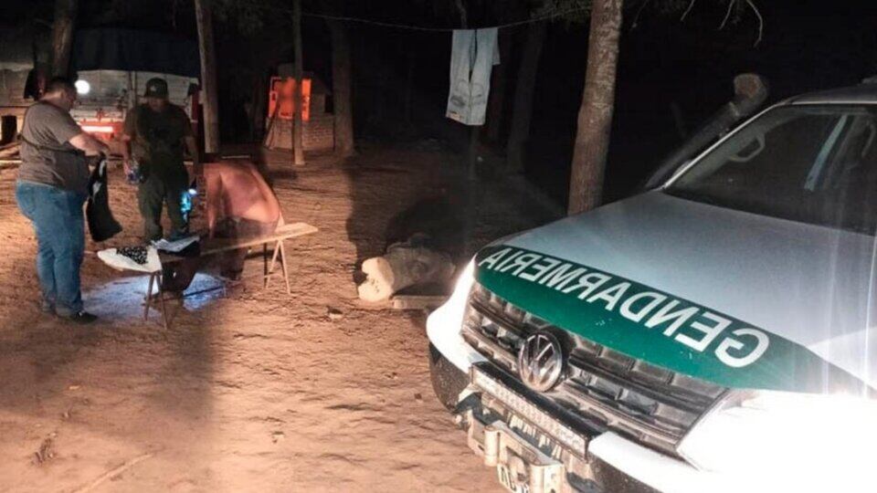 El taxista, de espaldas, tras el secuestro. 