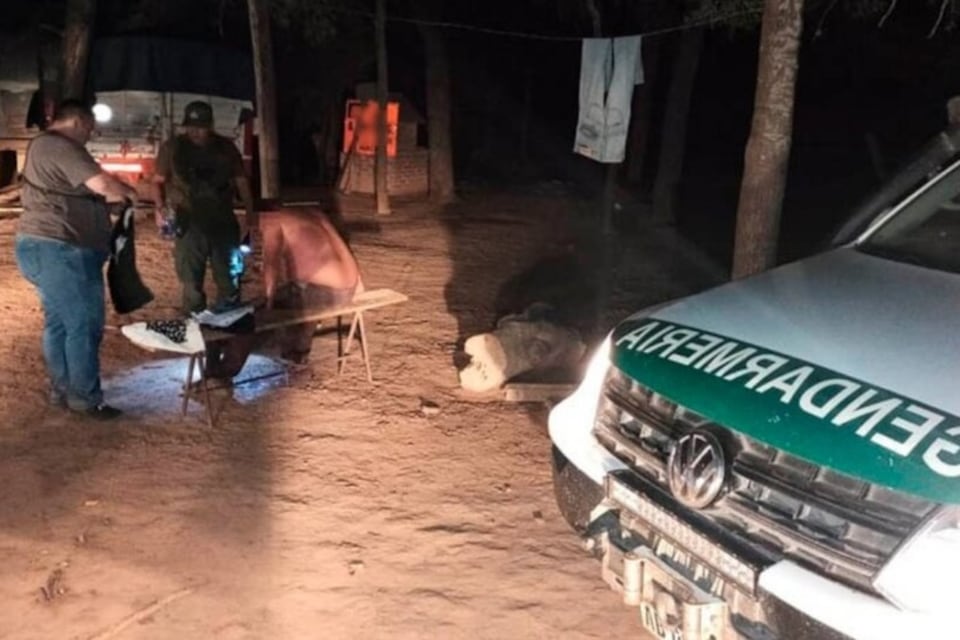 El taxista, de espaldas, tras el secuestro.