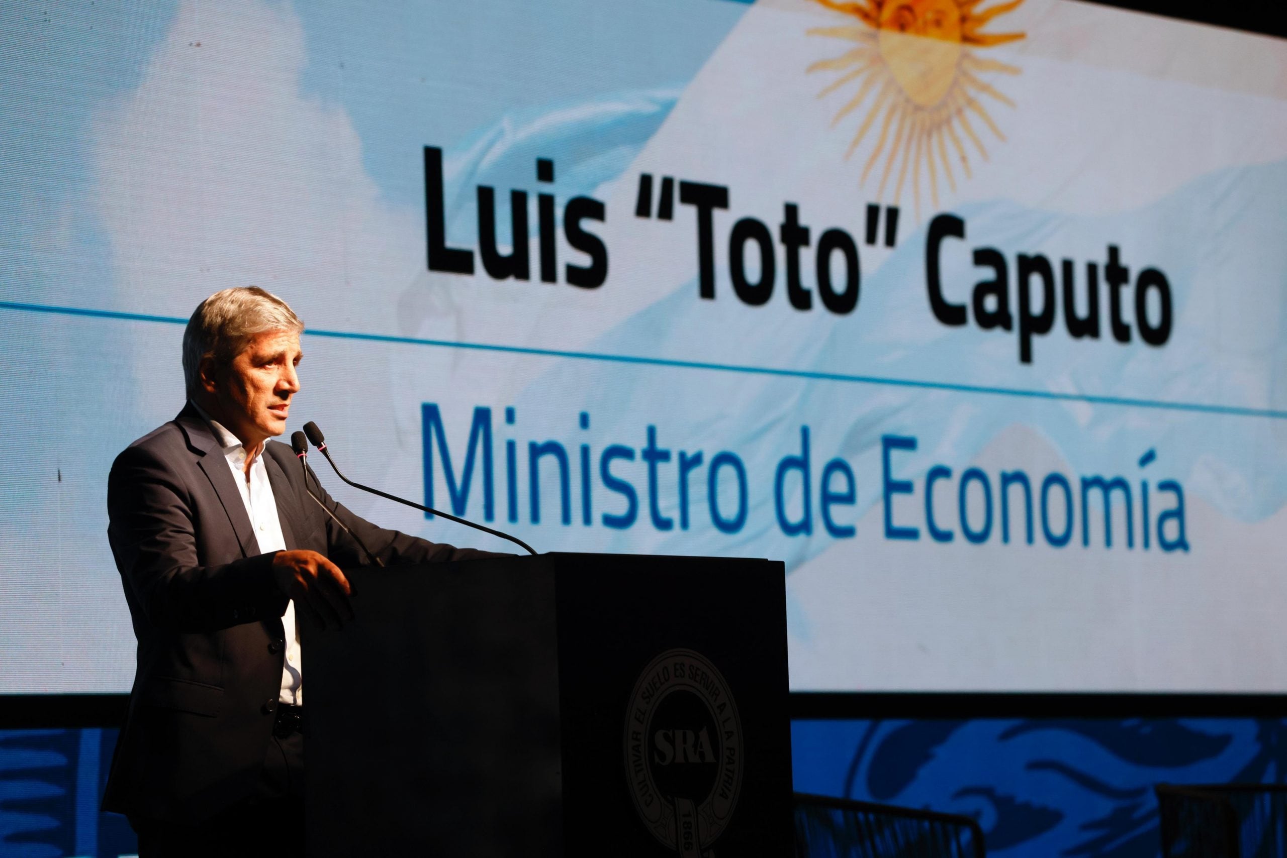  “Cada vez más cerca de bajar el ‘crawling peg’ al 1 por ciento", adelantó el ministro de Economía, Luis Caputo.