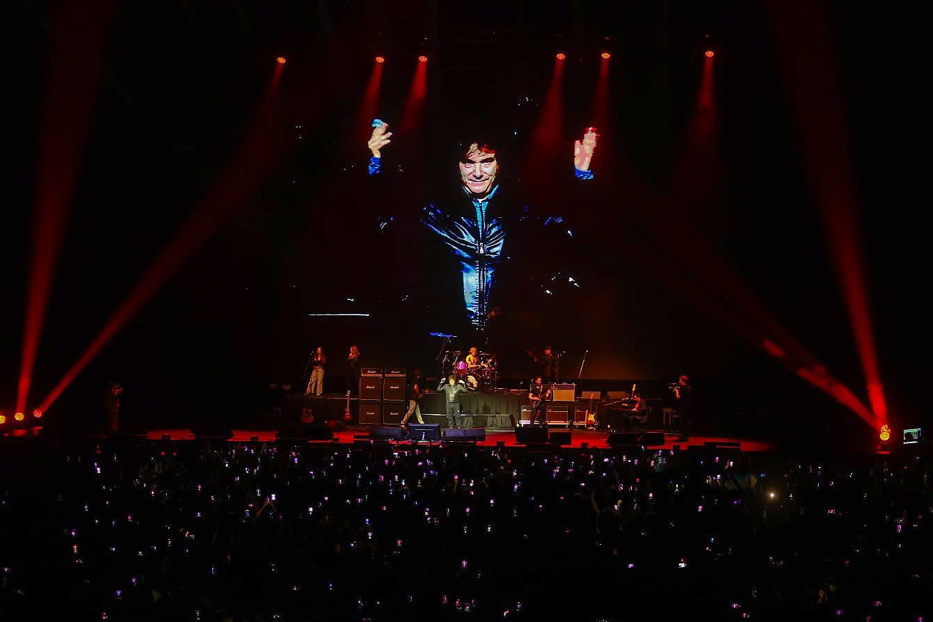 En plena crisis política y económica, el mandatario realizó un show musical de covers y con telepronter en Villa Crespo