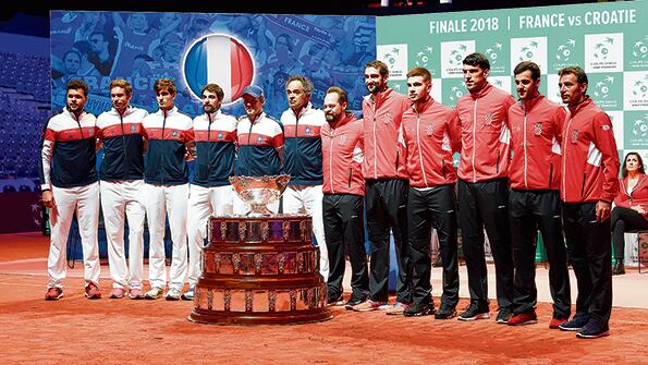 Los equipos de Francia y Croacia durante el sorteo que determinó el orden de los partidos.