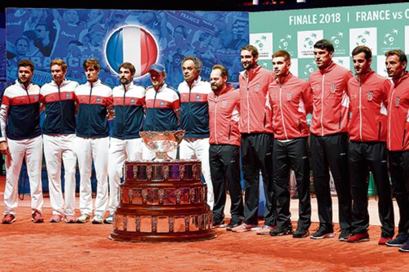 Los equipos de Francia y Croacia durante el sorteo que determinó el orden de los partidos.