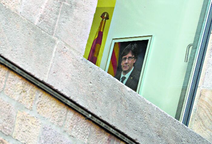 El retrato de Carles Puigdemont cuelga de una pared de la Generalitat (gobierno catalán).