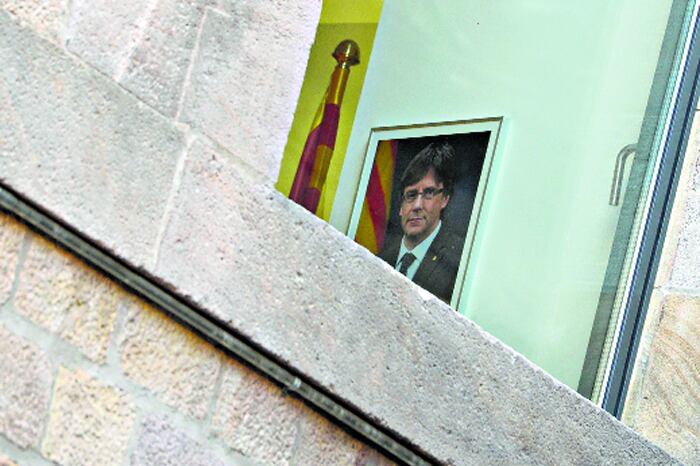 El retrato de Carles Puigdemont cuelga de una pared de la Generalitat (gobierno catalán).