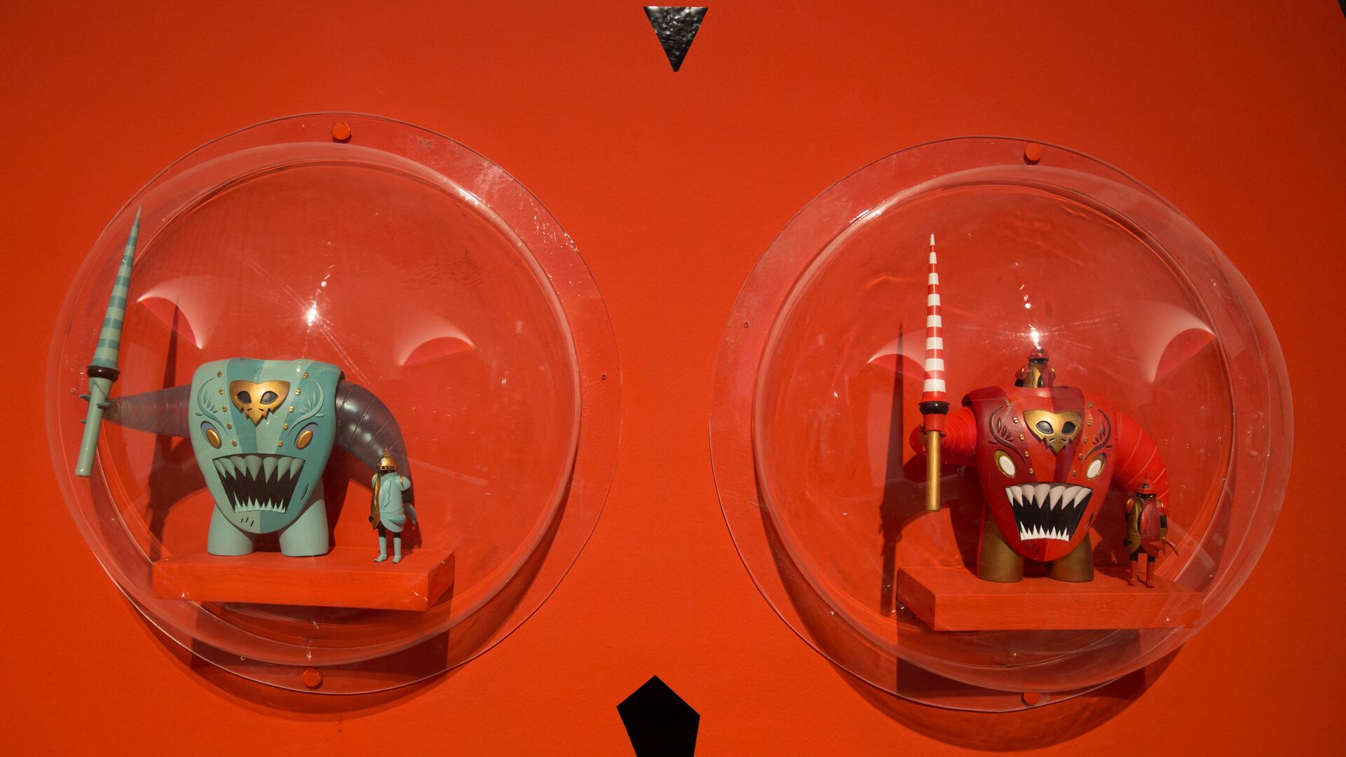 La muestra curada por Juan Pablo Cambariere expone los juegos y juguetes como un diálogo entre cielo e infierno.vv