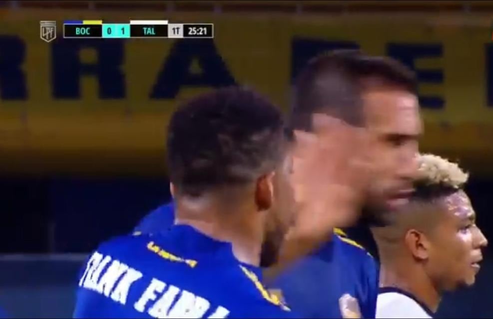 El momento del cachetazo de Fabra a Izquierdoz, durante el partido ante Talleres.