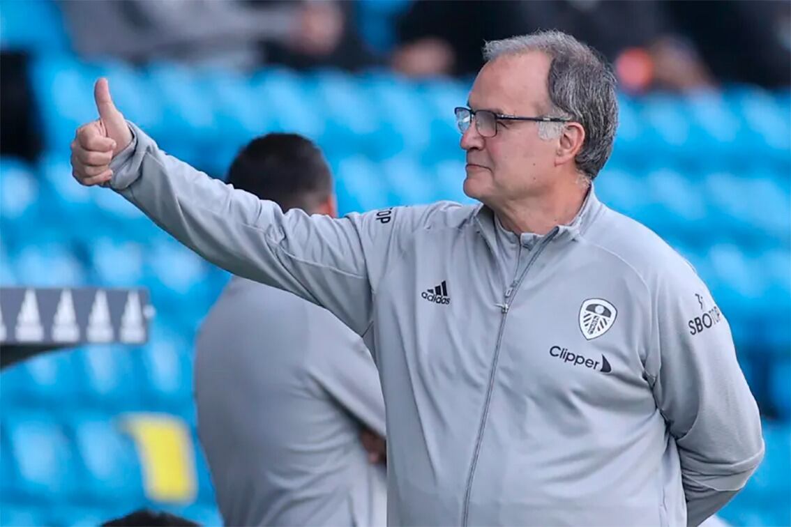Pulgar arriba, tal es la imagen que dejó Bielsa en Inglaterra con el Leeds