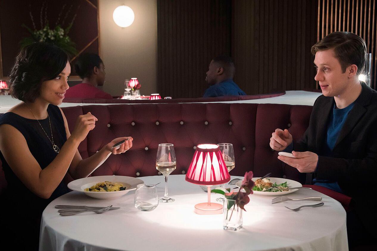En "Hang de DJ", capítulo de Black Mirror la IA puesta al servicio de encontrar el amor llega a lugares siniestros