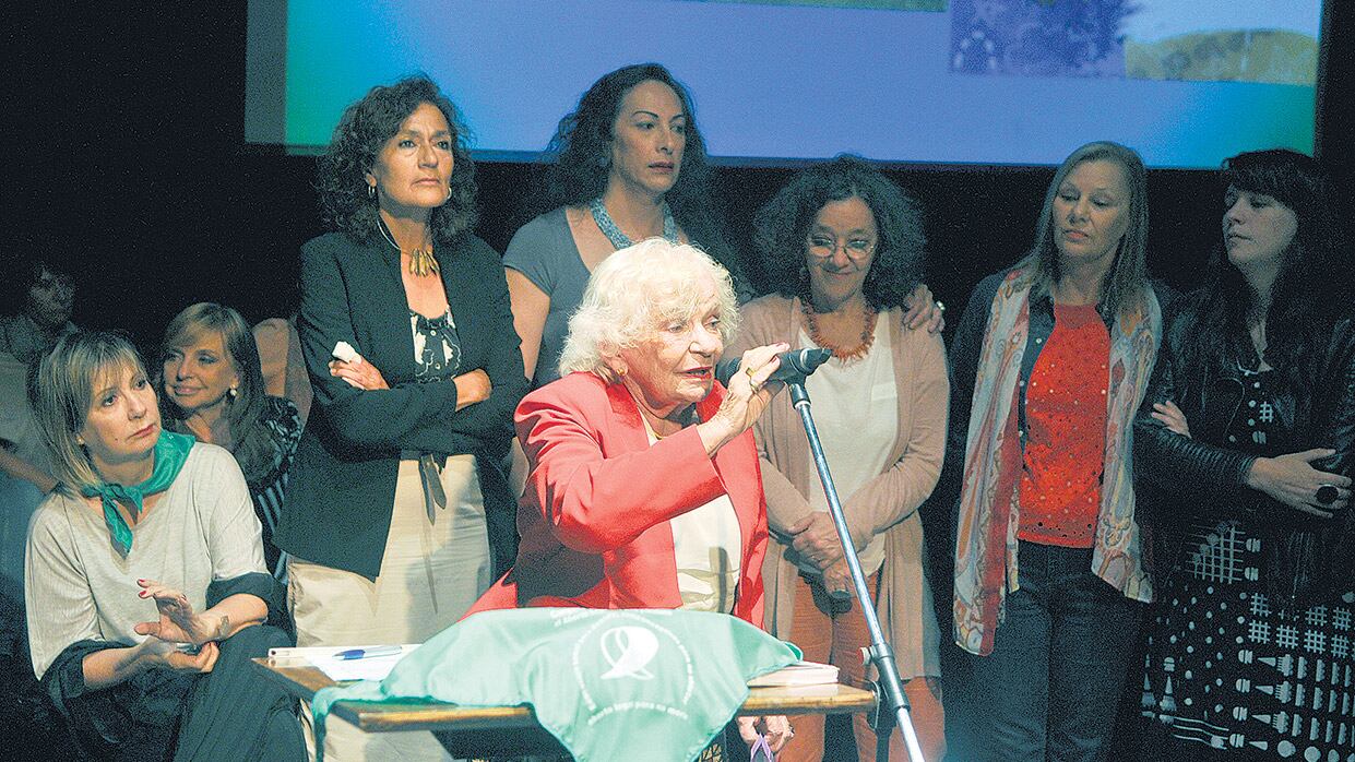 Nelly Minyersky entre las presentes en la entrega de distinciones de la Fundación Agenda de las Mujeres.
