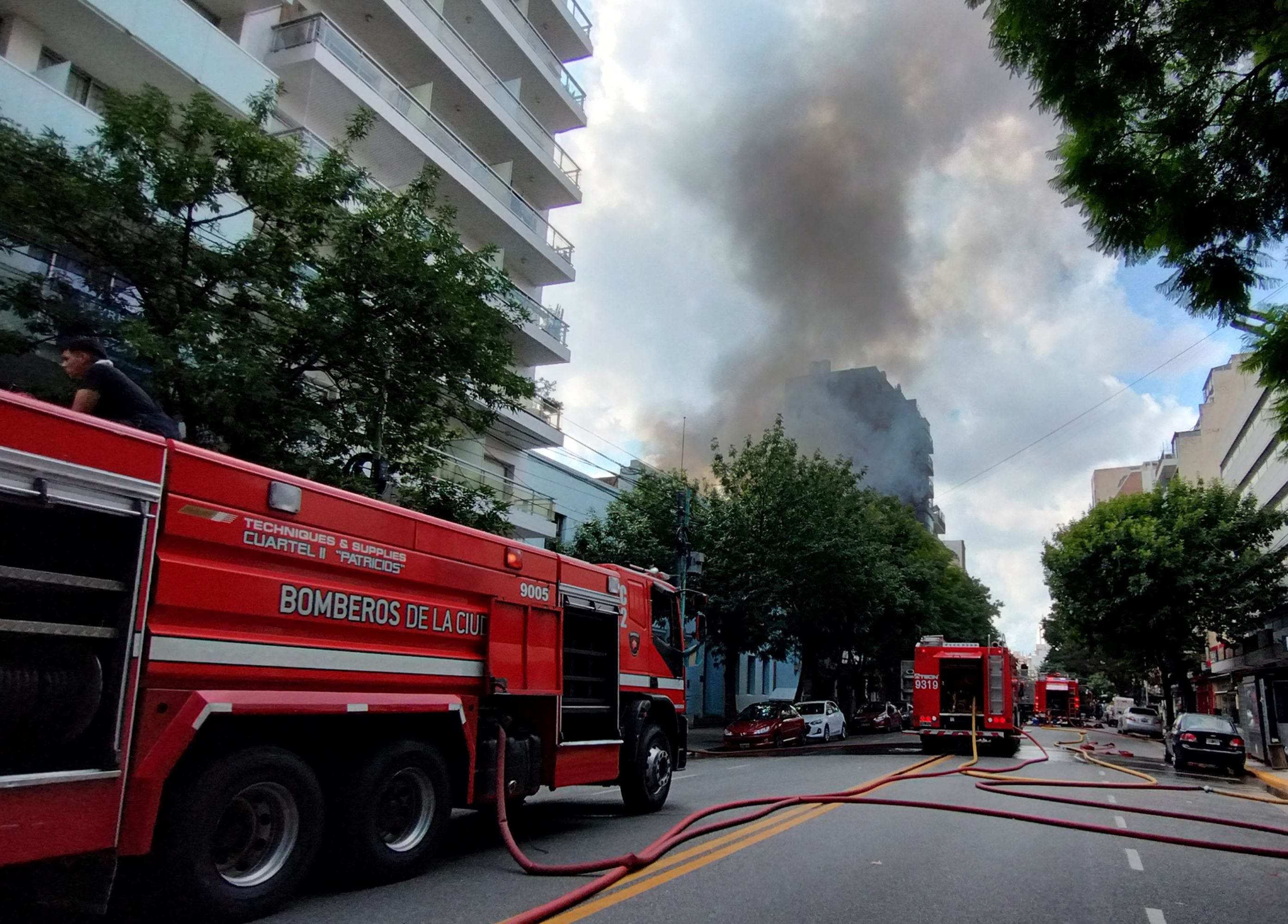 La densa columna de humo, que proviene de la avenida José María Moreno, entre Alberdi y Formosa.