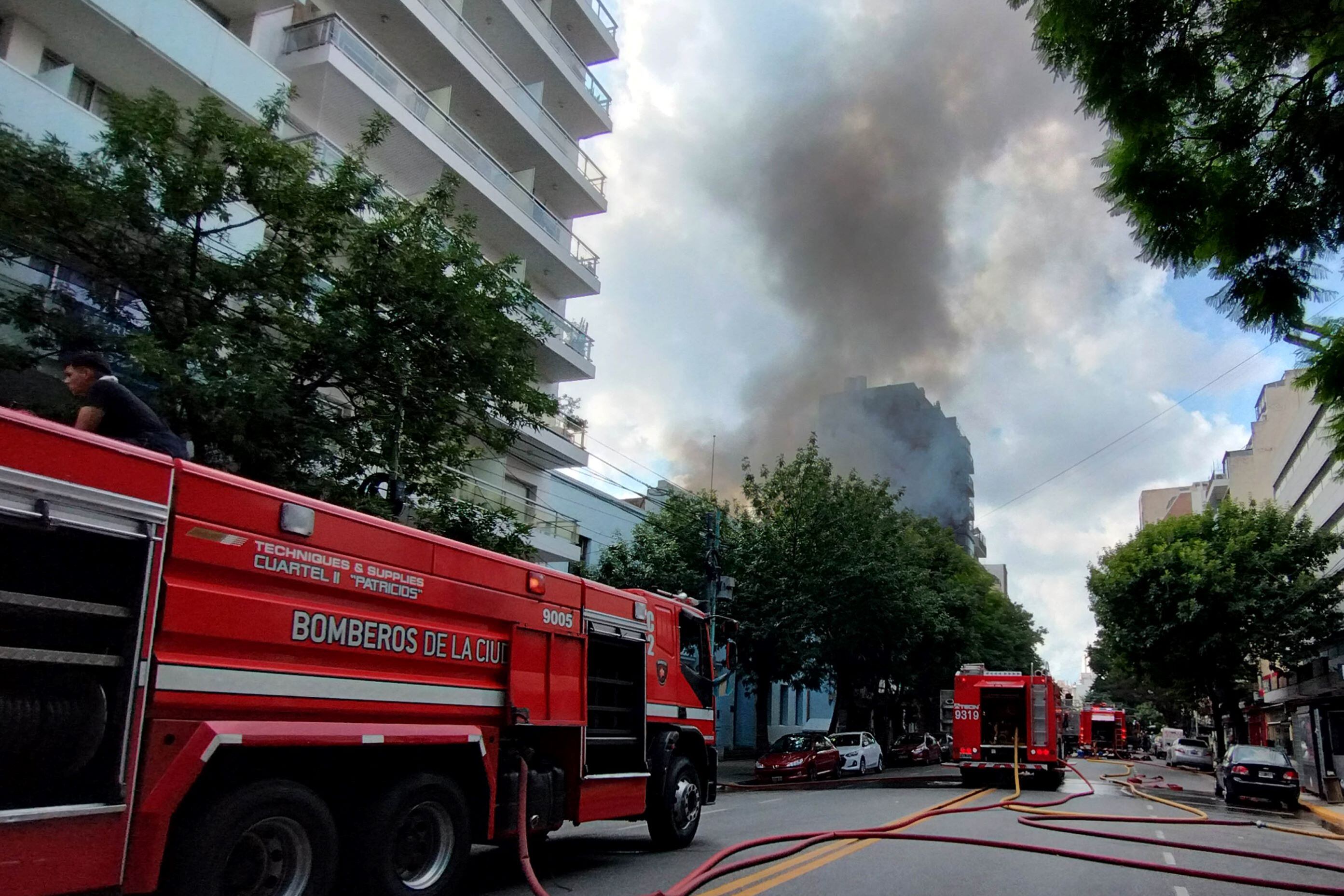 La densa columna de humo, que proviene de la avenida José María Moreno, entre Alberdi y Formosa.