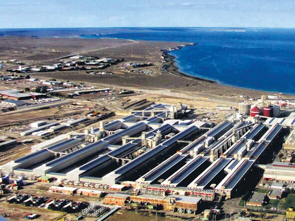 La productora de aluminio Aluar será beneficiada con un subsidio que les retacean a las pymes.