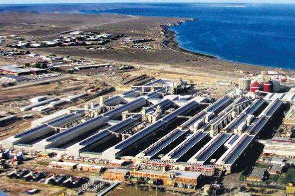 La productora de aluminio Aluar será beneficiada con un subsidio que les retacean a las pymes.