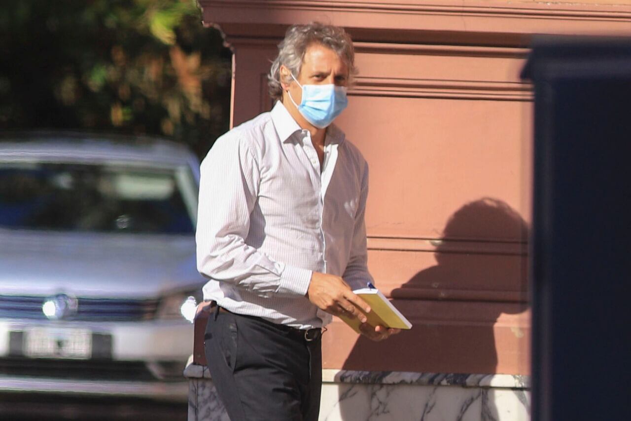 "Se decidió mi internación por una leve neumonía por covid", publicó Felipe Miguel en su cuenta de Twitter.