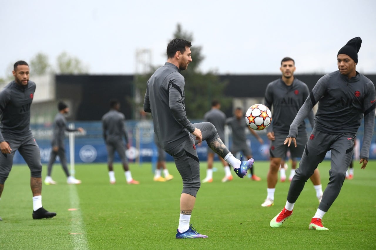 Messi en la práctica del PSG, junto a Neymar, Mbappé y Paredes