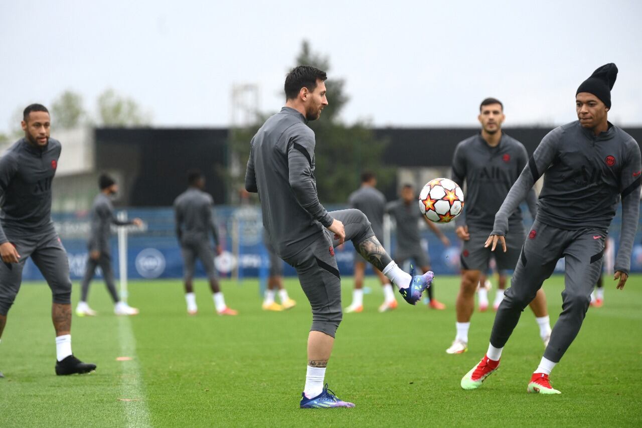 Messi en la práctica del PSG, junto a Neymar, Mbappé y Paredes