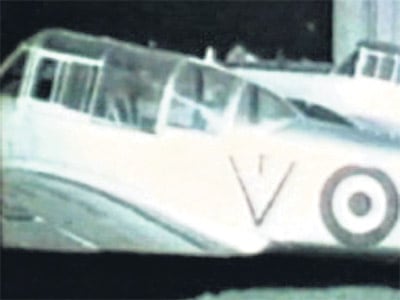 Siro de Martini padre: Cristo Vence en las alas de su avión Texan 6.
