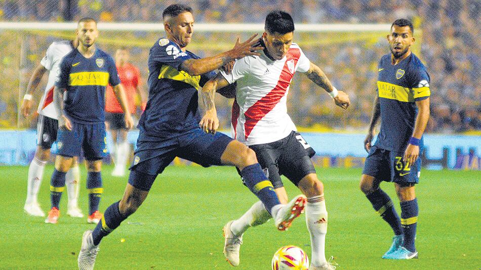Enzo Pérez lucha con Almendra por la pelota, Benedetto y Tevez observan la jugada.