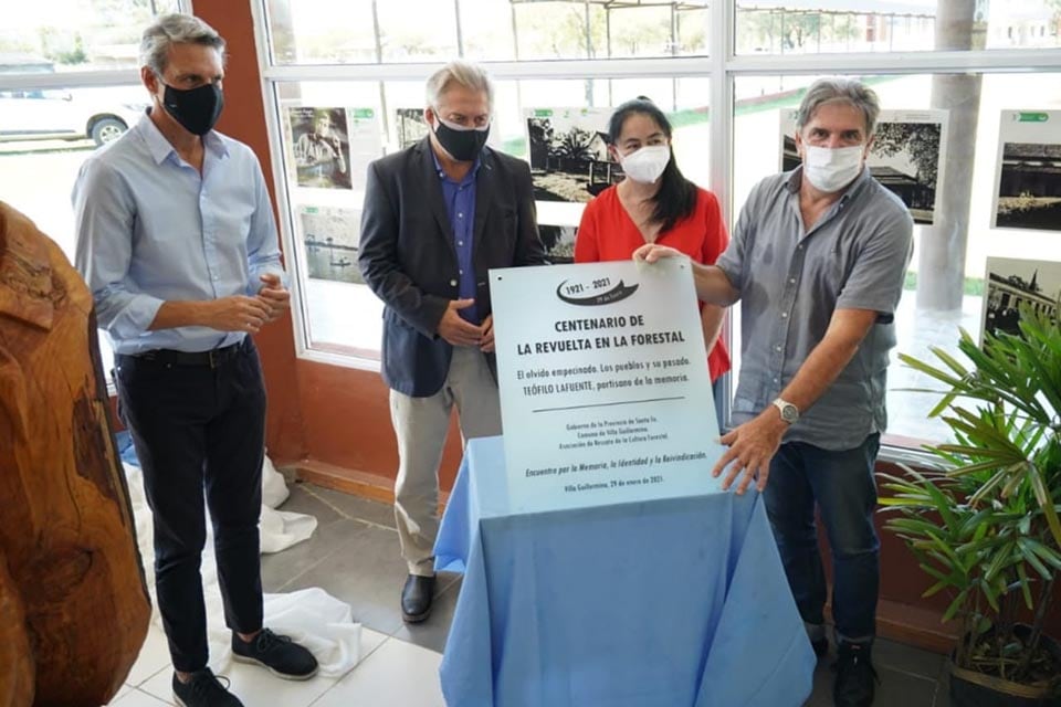 Funcionarios provinciales y locales, junto con el senador nacional Mirabella ayer en Villa Guillermina.