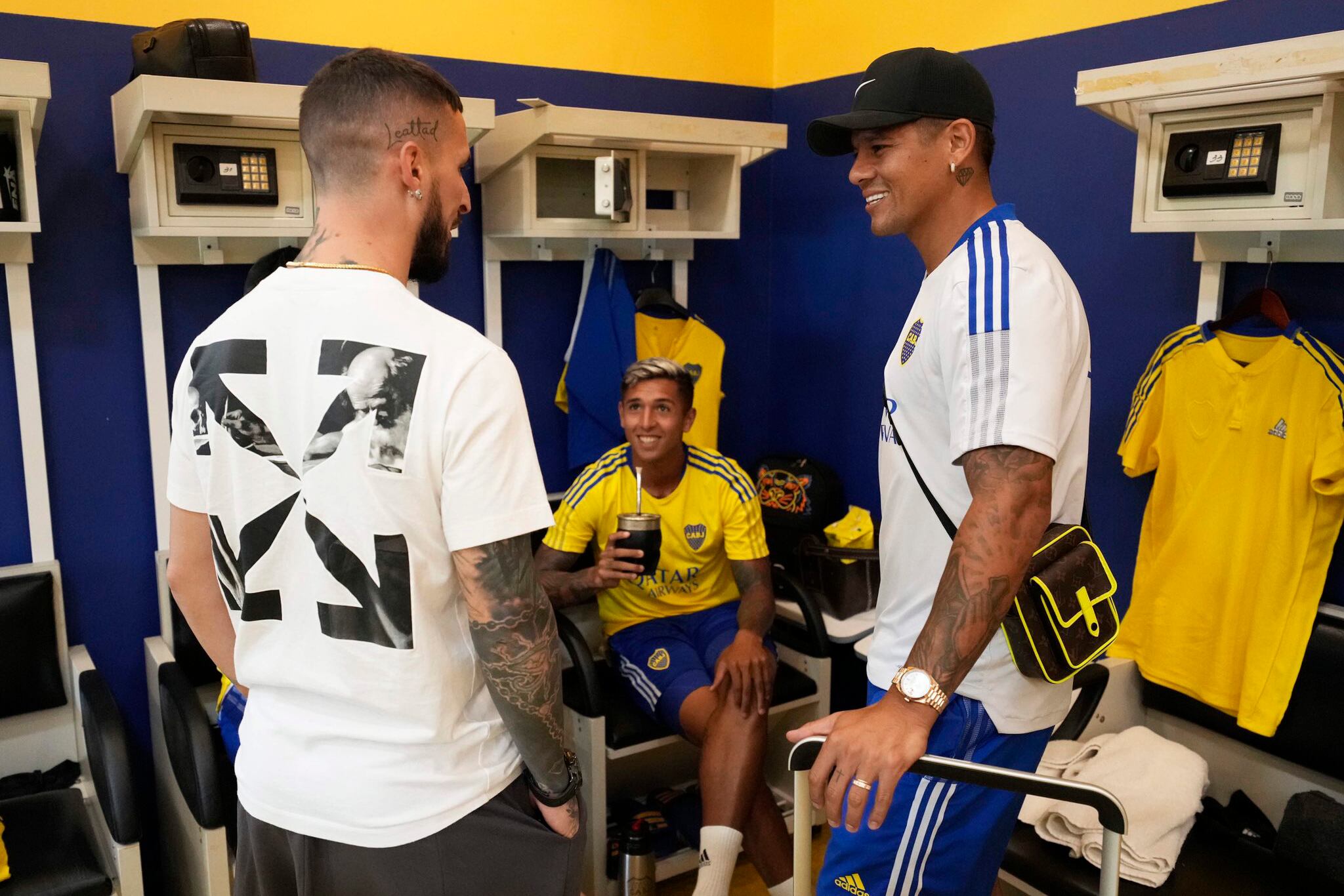 Dario Benedetto, flamante refuerzo, charla con sus nuevos compañeros.