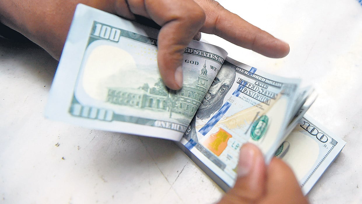 Hubo compras de divisas de fondos e inversores que salieron de la Bolsa.