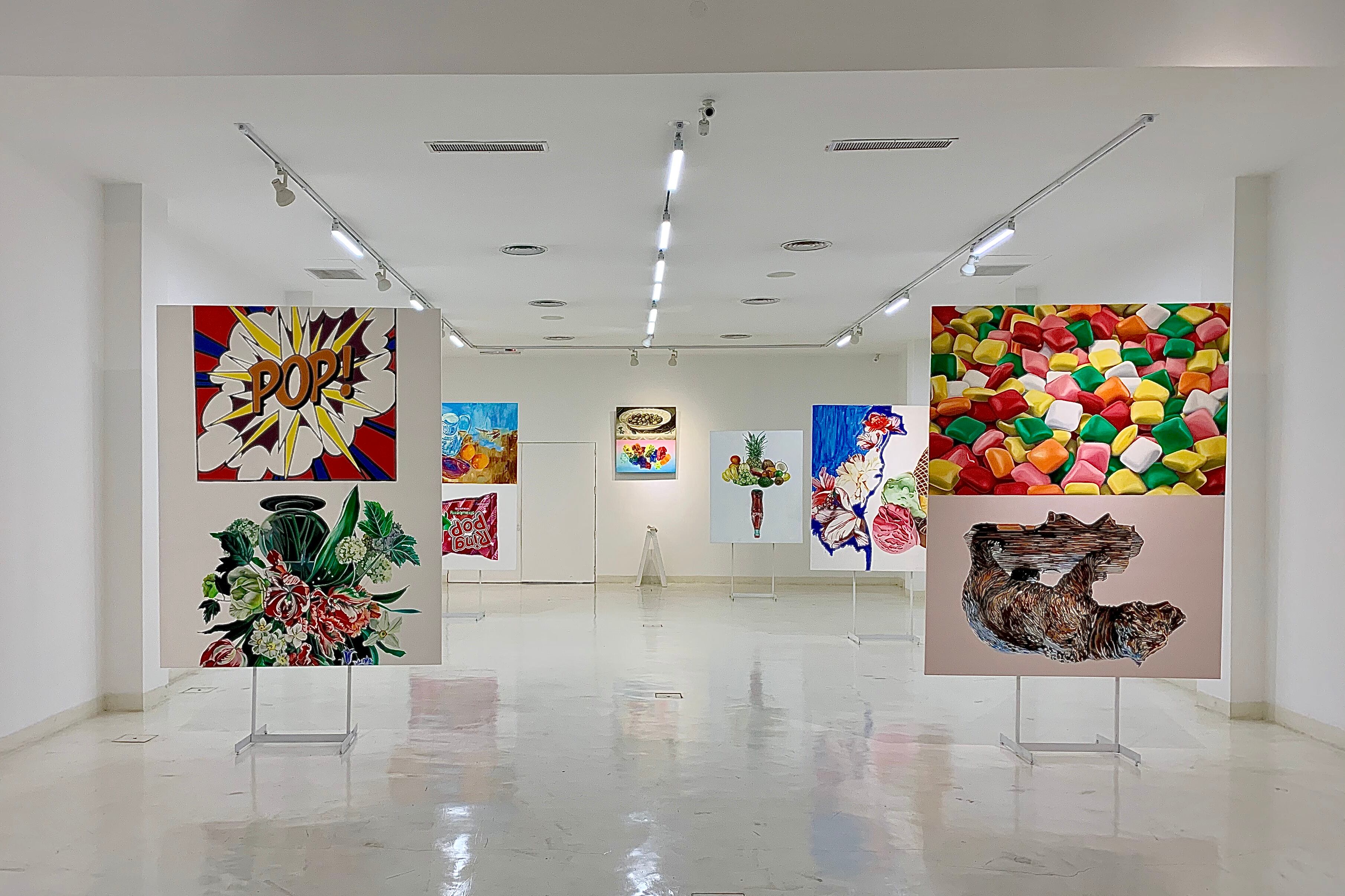 Vista parcial de la muestra de Cynthia Cohen en el Museo Marco de La Boca. Abajo: Tres obras de Ana Soler de su exposición en el Museo Marco.