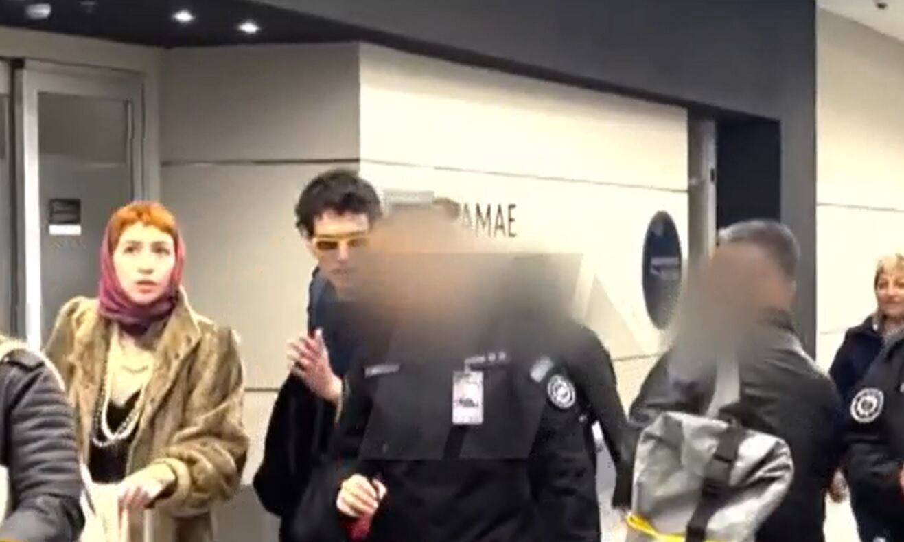 El momento en que la artista es escoltada por efectivos de la PSA. Imagen: Captura TN.