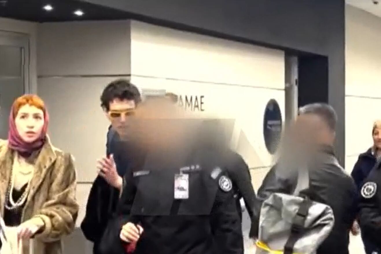 El momento en que la artista es escoltada por efectivos de la PSA. Imagen: Captura TN.