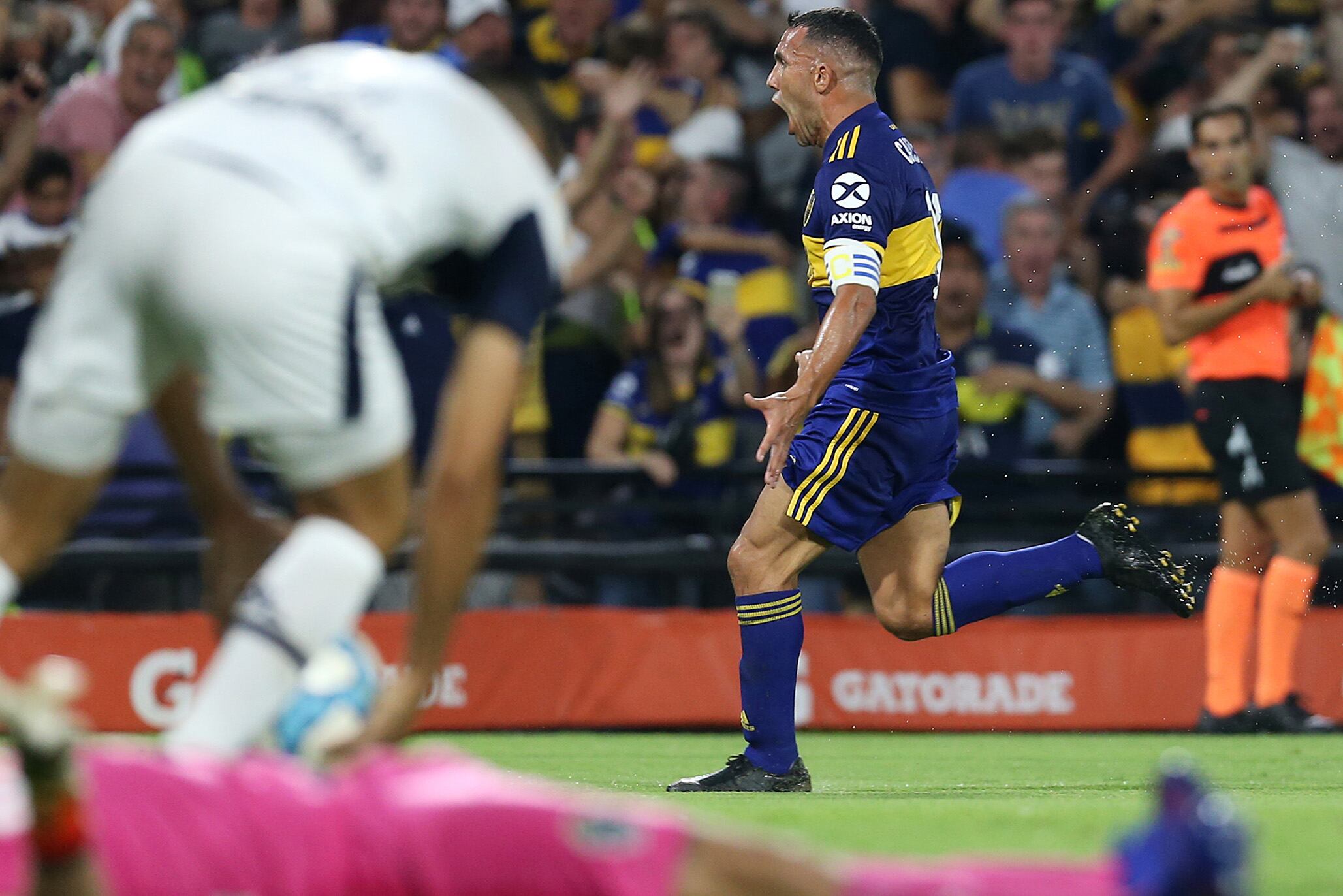 El festejo de Tevez, casi en simultáneo a una chance perdida de River.