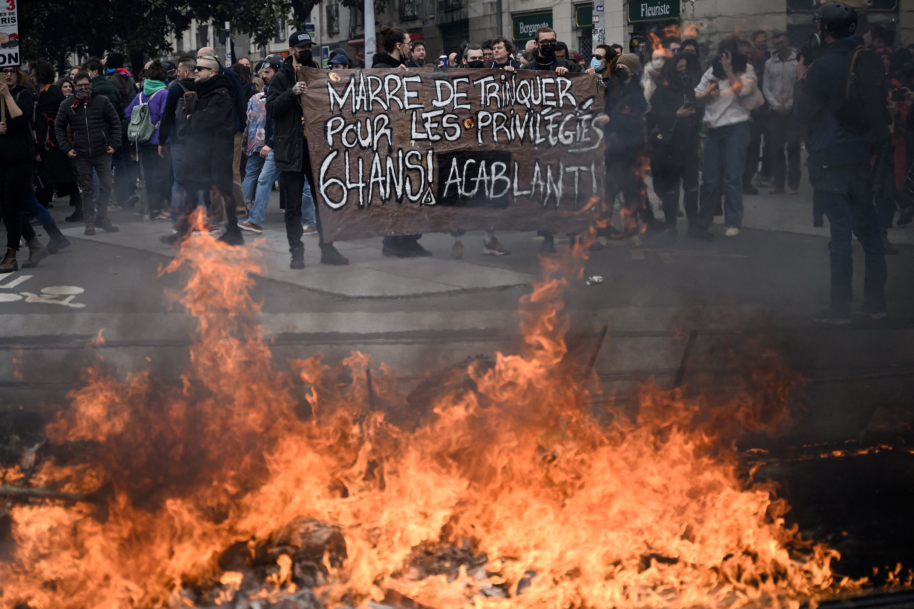 El presidente de Francia Emmanuel Macron calificó de jaurías a los manifestantes.
