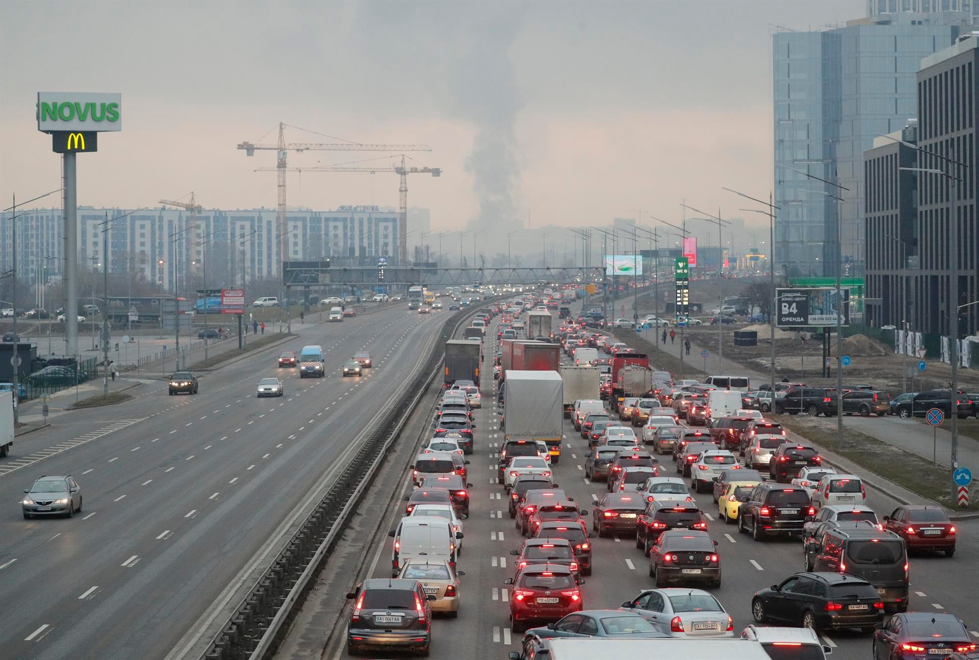 Largas filas de autos con personas huyendo de Kiev, luego de que comenzaran los ataques de Rusia.
