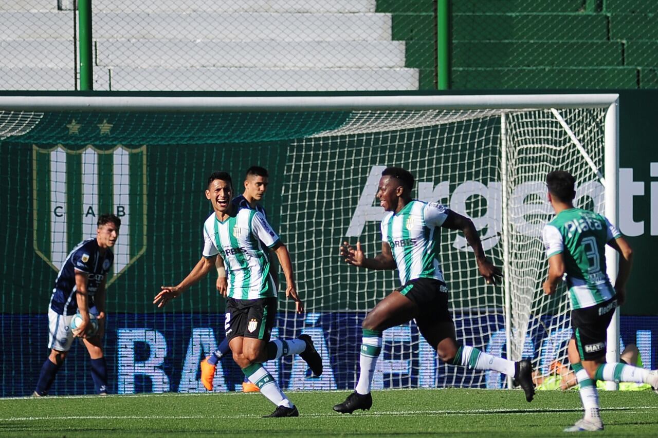 Todo Banfield celebra el golazo de Cuero.
