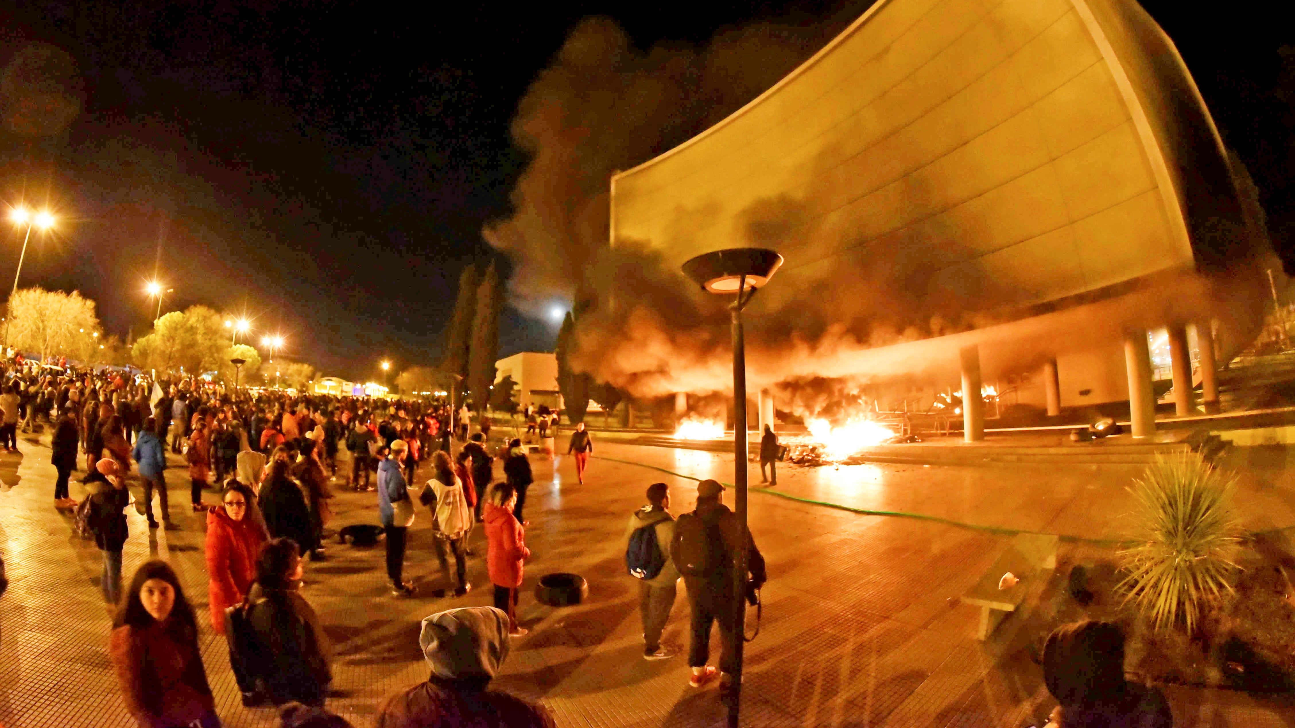 La policía protegió la casa de gobierno pero "liberó" la Legislatura provincial.